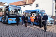 Foto: Hetzler&Pfadt v.l.n.r. Thomas Weiner, MdL Martin Hetzler, Geschäftsführer Hetzler Busreisen-Fahrschule Ortsbürgermeisterin Hedi Braun, Gemeinde Herxheim Staatssekretär Andy Becht, Ministerium für Wirtschaft, Verkehr, Landwirtschaft und Weinbau Rainer Pfadt, Geschäftsführer Pfadt-Busreisen GmbH Landrat Dietmar Seefeldt, Landkreis Südliche Weinstraße