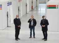 (von links): Landrat Dietmar Seefeldt (SÜW), Landrat Dr. Fritz Brechtel (GER) und Oberbürgermeiser Thomas Hirsch (LD) während eines Probedurchlaufs im Landes-Impfzentrum Südpfalz. Foto: KV GER