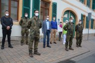 Germersheims Landrat, Dr. Fritz Brechtel (4. von links) und Dr. Christian Jestrabek, Leiter des Gesundheitsamtes (5. von links) freuen sich gemeinsam mit dem Corona-Ermittlerteam über die Unterstützung von vier Soldaten der Germersheimer Südpfalz Kaserne bei der Kontaktnachverfolgung.