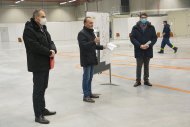 (von links): Landrat Dietmar Seefeldt (SÜW), Landrat Dr. Fritz Brechtel (GER) und Oberbürgermeister Thomas Hirsch (LD) im gemeinsamen Landes-Impfzentrum Südpfalz in Wörth. Fotohinweis: Kreisverwaltung Germersheim/KV GER