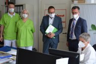 (v.l.) Dr. Christian Jestrabek, Dr. Anette Georgens, Dr. Alexander Wilhelm und Christoph Buttweiler beim informativen Rundgang durch das Germersheimer Gesundheitsamt.