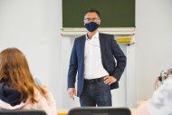 Der Erste Kreisbeigeordnete Christoph Buttweiler begrüßt die Schülerinnen und Schüler der Sommerschule. Fotohinweis: Kreisverwaltung Germersheim/KV GER