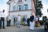 (v.l.n.r.) Germersheims Stadtbürgermeister Marcus Schaile, Ortsvorsteher von Sondernheim, Friedrich Rentschler, Gerd Schmid (CJD), Stefan Leahu (Gemeinwesenarbeiter, CJD), Karim Eibad (Leiter IB Germersheim), Anja Funke (CJD), Denise Hartmann-Mohr (Jugendamtsleiterin, Kreisverwaltung) und  Wolfgang Giessen (Netzwerkkoordination Familienbildung, Kreisverwaltung)