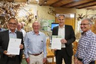 Landrat Dr. Fritz Brechtel, Dieter Zeiß, NVS-Naturstiftung, Landrat Dietmar Seefeldt und Kurt von Nida, NVS-Naturstiftung, bei der Entgegennahme des Förderbescheids in Kleinfischlingen (v.l.). 