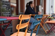 Auch Mitarbeiterinnen und Mitarbeiter von Gastronomiebetrieben gehören der „Prio 3“ an und können sich für einen Impftermin anmelden. (Quelle: Stadt Landau)