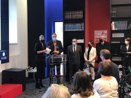 Bei der Eröffnung der Micro-Folie in Wissembourg: Landrat Dietmar Seefeldt (2. von links) zwischen Sandra Fischer-Junck, der Bürgermeisterin von Wissembourg, und Serge Strappazon, dem Präsidenten der Pays de Wissembourg. (Quelle: Kreisverwaltung Südliche Weinstraße) 