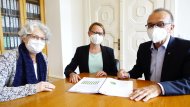 (von links). Die für Klimaschutz zuständige Kreisbeigeordnete, Jutta Wegmann, die Klimaschutzmanagerin, Dr. Annika Weiss, und Landrat Dr. Fritz Brechtel. Foto: KVGER/aj