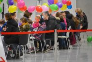 Alle Stationen, die bis zum Check-out im Impfzentrum durchlaufen werden, sind farbenfroh dekoriert. Hier: beim Arztgespräch. Kreisverwaltung Germersheim/KV GER/mda
