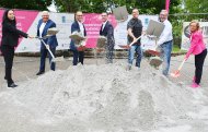 Ann-Katrin Daflis (Atene Kom), Gerd Schäfer (Telekom), Landrat Dr. Fritz Brechtel, Christoph Buttweiler (Erster Kreisbeigeordneter) Dzevad Corhamzic (Geschäftsleitung Fa. Mawa), Stadtbürgermeister Marcus Schaile, Meyke Florl (Telekom).