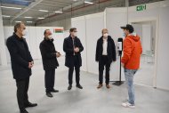 Landrat Dietmar Seefeldt, Landrat Dr. Fritz Brechtel, Oberbürgermeister Thomas Hirsch und der Parlamentarische Staatssekretär beim Bundesminister für Gesundheit, Dr. Thomas Gebhart, in einem kurzen Gespräch mit einem Mitarbeiter einer Pflegeeinrichtung, der zu den ersten Geimpften gehört.