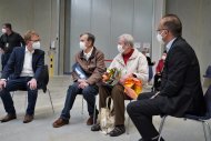 Dr. Thomas Gebhart (links) und Landrat Dr. Fritz Brechtel (rechts) im Gespräch Hartmut und Gertrud Walz. Foto: Kreisverwaltung Germersheim/KV GER/aj