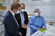Dr. Thomas Gebhart und Landrat Dr. Fritz Brechtel lassen sich die Aufbereitung der Impfdosen erklären. Kreisverwaltung Germersheim/KV GER/aj