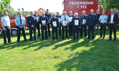 v.l. Brand- und Katastrophenschutzinspekteur Mike Schönlaub, Thomas Heid, Olav Loch, Stephan Rabenschlag, Mario Mühl, Heiko Könker, Konrad Kessler, Joachim Kupper, Vinzenz Heid, Erik Götz, Rüdiger Gödelmann, Michael Ruck, Markus Brock, Matthias Schardt, Mario Schmid, Landrat Dr. Fritz Brechtel