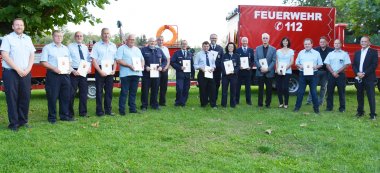 v.l. Brand- und Katastrophenschutzinspekteur Mike Schönlaub, Georg Rassenfoss, Peter Klein, Jürgen Bentz, Werner Geiger, Hartmann Thorsten, Hubert Ehnes, Eichenlaub Patrick, Bernhard Gehrlein, Meyer Oliver, Miriam Geiger, Michael Waldinger, Werner Jantzer, Tina Schneider, René Kropp, Matthias Schardt, Mario Schmid, Landrat Dr. Fritz Brechtel