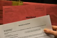 Die Landräte Dietmar Seefeldt (SÜW) und Dr. Fritz Brechtel (GER) sowie Landaus Oberbürgermeister Thomas Hirsch weisen die Bürgerinnen und Bürger auf die Möglichkeit einer Briefwahl hin. Bild: Stadt Landau 