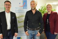 (von links): Christoph Buttweiler, Erster Kreisbeigeordneter, Mirco Leingang, Netzwerkkoordinator, und Denise Hartmann-Mohr, Leiterin des Jugendamtes. Foto: KVGER/mda