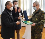 Landrat Dr. Fritzbrechtel und der Parlamentarische Staatssekretär Thomas Hitschler verabschieden Oberstleutnant Anton Petschner in den Ruhestand. Foto: KVGER/mda