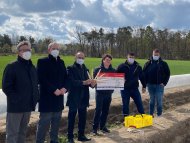 Scheckübergabe beim „Pfälzer Spargelstich“ (von links): Landrat Clemens Körner, Stellvertretender Vorsitzender Pfalz.Marketing, Achim Seiler, Mitglied des Vorstands der Sparkasse Südpfalz, Landrat Dr. Fritz Brechtel, Kreis Germersheim, der Preisträger Benjamin Peifer, Michael Ohmer und Matthias Ohmer. Foto: Pfalz.Marketing e. V. 