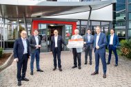 15.000 Euro für den Wiederaufbau der Jugendherberge in Bad Neuenahr-Ahrweiler: Landrat Dr. Fritz Brechtel (GER), Landaus Oberbürgermeister Thomas Hirsch, Jacob Geditz, Vorstandsvorsitzender von Die Jugendherbergen in Rheinland-Pfalz und im Saarland und deren Verwaltungsvorsitzender und Präsident Peter Schuler, der stellvertretende Vorstandsvorsitzende der Sparkasse Südpfalz, Bernd Jung, Landrat Dietmar Seefeldt (SÜW) und Bernd Wichmann, Geschäftsführer der Veranstaltungsgesellschaft, bei der symbolischen Übergabe des Spendenschecks (v.l.n.r.).