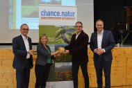 Sehr zufrieden mit dem Naturschutzgroßprojekt Bienwald: (v.l.) Landrat Dr. Fritz Brechtel (Landkreis Germersheim), Katrin Eder, Ministerin für Klimaschutz, Umwelt, Energie und Mobilität Rheinland-Pfalz, Thomas Graner, Vizepräsident des Bundesamtes für Naturschutz und Landrat Dietmar Seefeldt (Landkreis Südliche Weinstraße). Foto: KV GER, sey