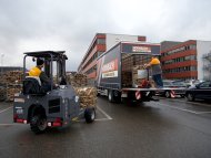 150 Gitterboxen mit je einem Raummeter luftgetrocknetem Brennholz/Buchenholz werden ins Ahrtal gefahren. Foto: Hornbach