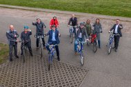 Kommunalpolitik und Klimamanagement im Kreis Germersheim freuen sich schon auf das Stadtradeln im Juni. Ab sofort sind Anmeldungen möglich. Die Namen der fotografierten Personen (v.l.n.r.): Dr. Dennis Nitsche (Bürgermeister der Stadt Wörth), Kreisbeigeordnete Jutta Wegmann, Volker Poß (Bürgermeister der Verbandsgemeinde Kandel), Landrat Dr. Fritz Brechtel, Iris Fleisch (Bürgermeisterin der Verbandsgemeinde Hagenbach), Karl Dieter Wünstel (Bürgermeister der Verbandsgemeinde Jockgrim), Marcus Schaile (Bürgermeister der Stadt Germersheim), Dr. Annika Weiss (Klimaschutzmanagerin, Landkreis Germersheim), Victoria Singler (Klimaschutzmanagerin der Verbandsgemeinde Kandel), Christoph Buttweiler (Erster Kreisbeigeordneter). Foto: Rolf Epple