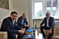 (v.l.) Oberbürgermeister Thomas Hirsch (Stadt Landau), Landrat Dietmar Seefeldt (SÜW) und Landrat Dr. Fritz Brechtel (GER) tauschen sich aus. Foto: KV GER / aj