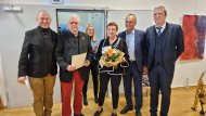 v.l.n.r.: Bernd Rembor (2. Vorsitzender Kunstverein Lingenfeld), Dr. Rainer Wütscher (1. Vorsitzender Kunstverein Lingenfeld), Marianne Wütscher, Dr. Fritz Brechtel (Landrat Kreis Germersheim), Frank Leibeck (Bürgermeister der Verbandsgemeinde Lingenfeld), im Hintergrund Heike Ernestine Förster (Künstlerin). Foto: Claus König