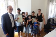 Nach der Einbürgerung: (v.l.) Landrat Dr. Fritz Brechtel, eine Familie aus Syrien und Ursula Vogel von der Einbürgerungsbehörde.  Foto: KVGER
