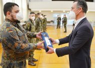 Stellvertretend für Landrat Dr. Fritz Brechtel verabschiedete der Erste Kreisbeigeordnete Christoph Buttweiler die Bundeswehrsoldaten. Foto: Kreisverwaltung Germersheim/mda.