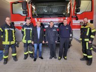 (von links nach rechts): Stellvertretender Wehrführer Volker Roth, Andreas Rhein, Landrat Dr. Fritz Brechtel, Wehrleiter Alexander Ditz, Thomas Petillon, Brand- und Katastrophenschutzinspekteur Mike Schönlaub. Foto: FFW Kandel