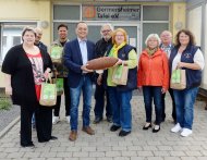 Landrat Dr. Fritz Brechtel (Vierter von links), rechts daneben Tafelvereinsvorsitzender Werner Seessle nebst Gattin Alexandra, Sessle, rechts daneben Siegrid Götz (Mitglied des Tafel Vorstands) sowie rechts außen Anette Kloos, Vorsitzende des Vereins Loschter Handkeesfescht e.V., die mit weiteren helfenden Kräften nach Germersheim gekommen war. Foto: KVGER/aj