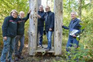 (v.l.n.r.) Astrid Behrens (Leiterin Forstamt Bienwald), Johannes Becker (Forstamt), Dietmar Seefeldt (Landrat Südliche Weinstraße), Dr. Fritz Brechtel (Landrat Germersheim), Uwe Meissner (Projektverantwortlicher, Kreisverwaltung Germersheim). Foto: KV GER/mda