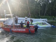 Gemeinsamer Einsatz der Feuerwehren und Hilfsorganisationen auf dem Rhein bei der Bergung eines aufgelaufenen Katamarans bei Wörth am Rhein. Foto: Mike Schönlaub 