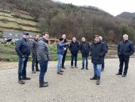 Bernd Jung (3. v. rechts), Dietmar Seefeldt (5. v. rechts), Dr. Fritz Brechtel (4. v. links) und Thomas Hirsch (3. v. links) waren zu Besuch im Ahrtal, um in direkten Gesprächen weitere Unterstützungsmöglichkeiten auszuloten. Foto: Bernd Wichmann