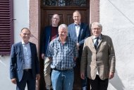 Landrat Dr. Fritz Brechtel (GER), Laudator Matthias Kniep, Preisträger Ulf Stolterfoht, Landrat Dietmar Seefeldt (SÜW) und Hans Thill, künstlerischer Leiter des Künstlerhauses Edenkoben, am Rande der Preisverleihung. Foto: Annette Mück