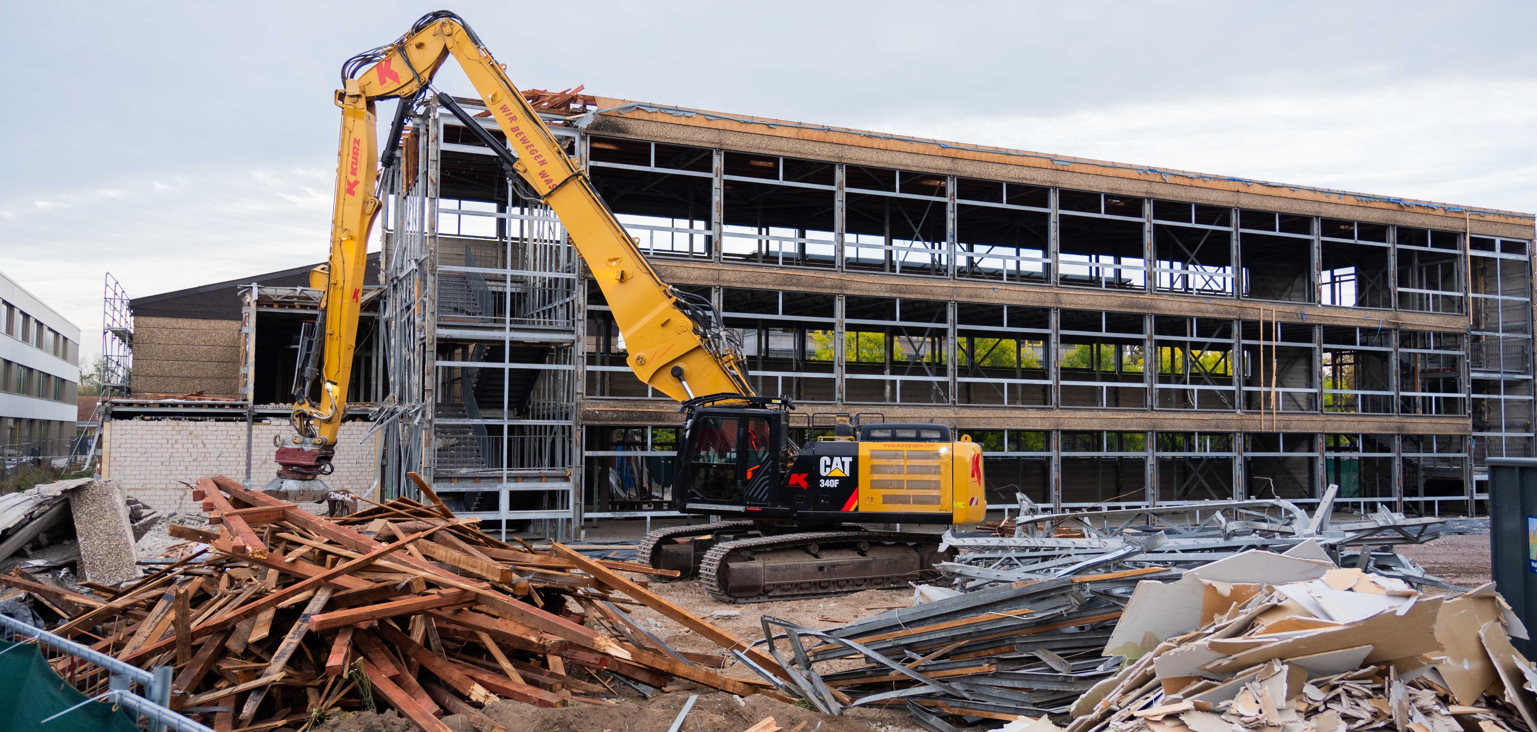 In diesen Herbstferien haben die Abrissarbeiten für die drei alten Gebäudeteile der IGS Kandel begonnen.