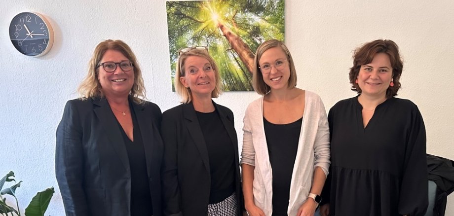 Evi Julier (LD), Isabelle Stähle ( SÜW), Hannah Blumenstiel (ProFamilia) und Lisa-Marie Trog (GER) nach ihrem Informationsaustausch.