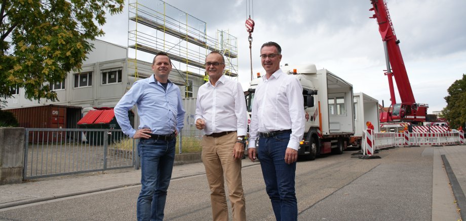 Baudezernent Michael Gauly, Landrat Dr. Fritz Brechtel und Schuldezernent Christoph Buttweiler (v.l.n.r.) haben sich vor Ort über den Fortschritt der Bauarbeiten erkundigt. Foto: KV GER/mda