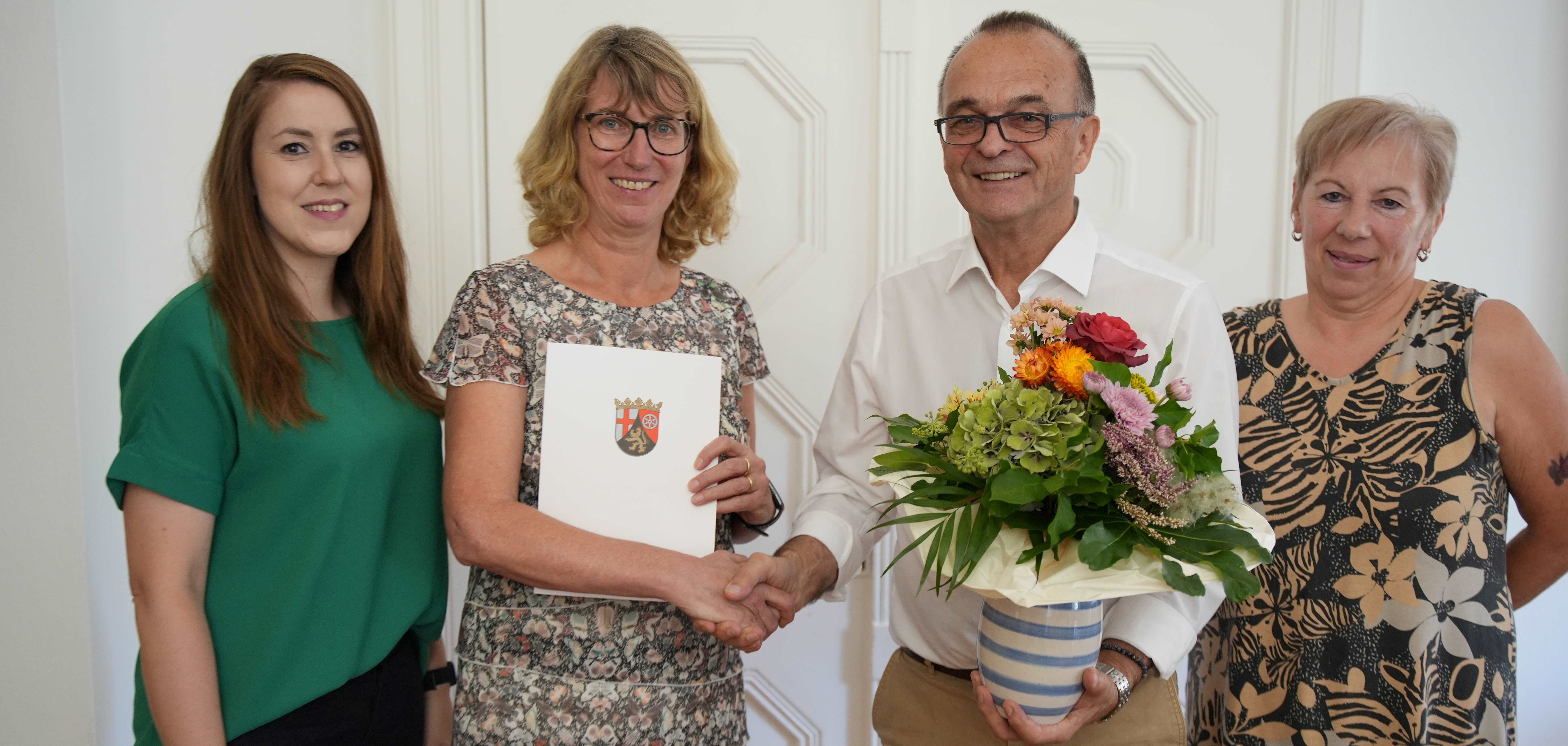(von links nach rechts): Teamleiterin Nadine Dietrich, Helene Adam, Landrat Dr. Fritz Brechtel und vom Personalrat Sigrid Schmitt. Foto: KV GER/mda (von links nach rechts): Teamleiterin Nadine Dietrich, Helene Adam, Landrat Dr. Fritz Brechtel und vom Personalrat Sigrid Schmitt. Foto: KV GER/mda