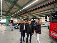 Foto (von links nach rechts): Landrat Dr. Fritz Brechtel mit Patrick Spitznagel, GF der F&B Nutzfahrzeugtechnik GmbH, und Kreiswirtschaftsförderin Maria Farrenkopf. Foto: KV GER