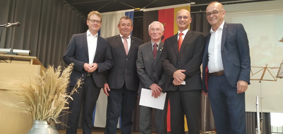 Nach der Verleihung der Landesehrennadel: (v.l.) Dr. Thomas Gebhart, MdB, Roland Bellaire (Bürgermeister der Ortsgemeinde Neupotz), Emil Heid, Karl Dieter Wünstel (Bürgermeister der Verbandsgemeinde Jockgrim) und Landrat Dr. Fritz Brechtel. Foto: Erich Hoffmann