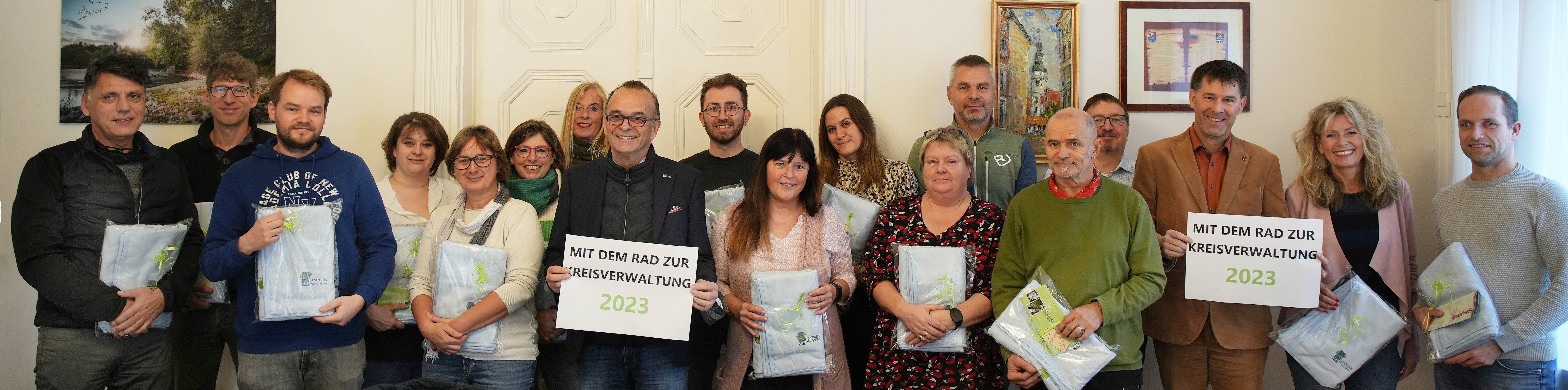 Landrat Dr. Fritz Brechtel (8.v.l.) mit den Gewinnerinnen und Gewinnern, Büroleiter Ralph Lehr (3.v.r.) und die Leiterin des Betrieblichen Gesundheitsmanagement, Alexa Sauer (2.v.r.) 