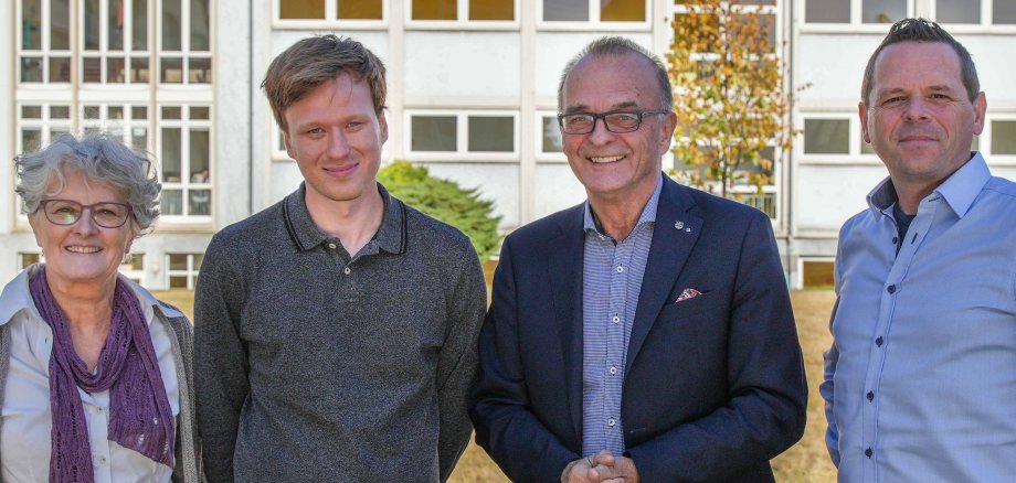 von links nach rechts). Kreisbeigeordnete Jutta Wegmann, Klimaschutzmanager Philipp Riedel, Landrat Dr. Fritz Brechtel und Dezernent Michael Gauly bei der Begrüßung des neuen Mitarbeiters.