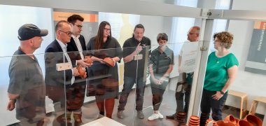 Von links: Achim Stadter (einer von drei Vorsitzenden des Museumsvereins), Landrat Dr. Fritz Brechtel, Sparkassen-Vorstand Benjamin Hirsch, Museumsleiterin Barbara Thomas, Manuel Thomas (Vorsitzender Museumsverein), Andrea Weigel (Vorsitzende Museumsverein), Karl Dieter Wünstel, Bürgermeister der Verbandsgemeinde Jockgrim und Alexandra Hirsch, Bürgermeisterin von Rheinzabern.