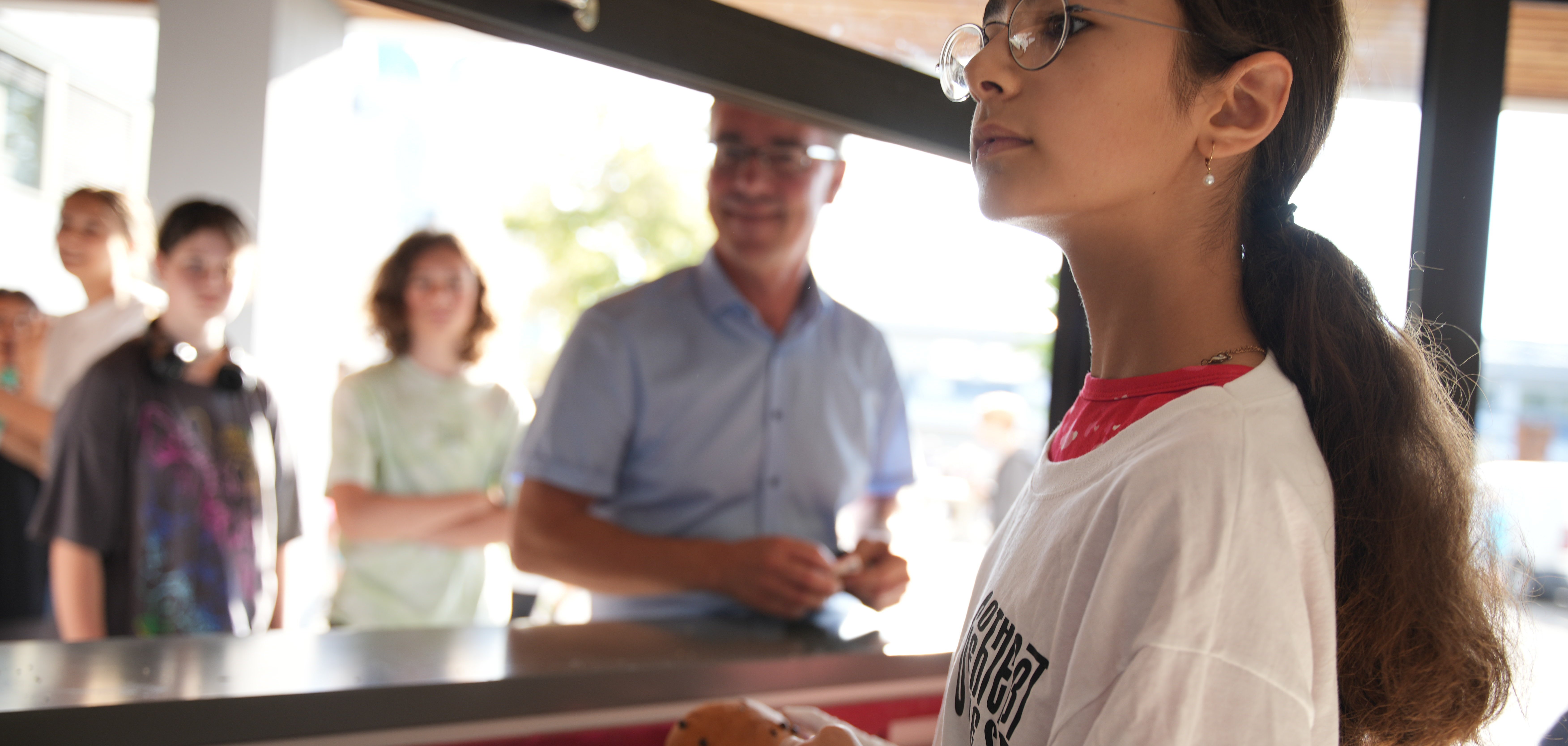 Auch Schuldezernent Christoph Buttweiler hat sich zu Beginn dieser Woche von dem Projekt vor Ort überzeugt und dabei von Darin Noureddine bedienen lassen. Foto: KV GER/mda Auch Schuldezernent Christoph Buttweiler hat sich zu Beginn dieser Woche von dem Projekt vor Ort überzeugt und dabei von Darin Noureddine bedienen lassen. Foto: KV GER/mda