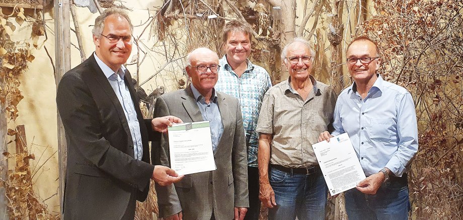 Von links nach rechts: Landrat Dietmar Seefeldt, Dieter Zeiß, Kurt Garrecht, Kurt von Nida und Landrat Dr. Fritz Brechtel.