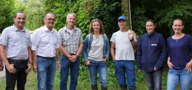 An der Wiederansiedlung der Sumpfschildkröten sind verschiedene Stellen beteiligt (von links): Dr. Peter Sound (Umweltministerium RLP), Landrat Dr. Fritz Brechtel, Uwe Meißner (Untere Naturschutzbehörde der Kreisverwaltung und Projektleiter des Interreg-Projekts „Sumpfschildkröte ohne Grenzen“ für den deutschen Projektteil), Dr. habil. Kathrin Theissinger (Projektleiterin Emys-R, Loewe Centre for Translational Biodiversity Genomics), Senckenberg Nature Research Society), Dr. Jean-Yves Georges (Projektkoordinator Emys-R), Christine Leingang (Leiterin Sea Life Speyer) und Dipl.-Biol. Cosima Lindemann (Vorsitzende Nabu Rheinland-Pfalz).