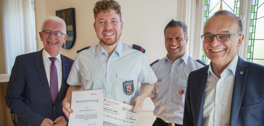 (v.l.n.r.): Manfred Breitbach, Geschäftsführer der Unfallkasse Rheinland-Pfalz, Tobias Mann, Jugendwart der Freiwilligen Feuerwehr Kandel, Landesjugendfeuerwehrwart Dirk Ströder und Landrat Dr. Fritz Brechtel. Foto: KV GER/mda