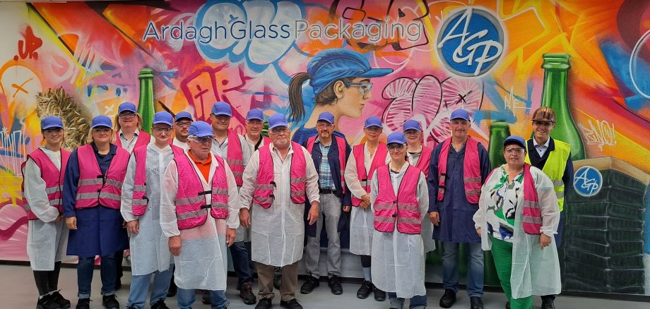 Teilnehmer der Betriebserkundungs-Tournee während der Werksführung bei Ardagh Glass GmbH, Germersheim, mit Peter Utzmann, Quality Manager und Customer Service.